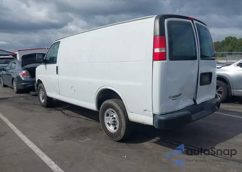 2017 Chevrolet Express 2500 Work Van z USA, uszkodzony, nr VIN 1GCWGAFFXH1343993